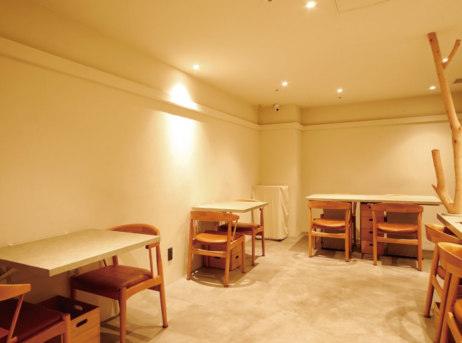 ゆったりとくつろげる雰囲気が魅力、あえて電話を置かないことで会話を妨げない配慮を徹底している