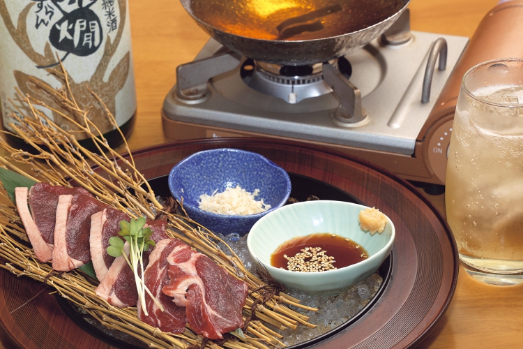 えりも産ブランド鮭銀聖をつかったシジミ出汁の茶漬け、味噌漬けイクラが添えられアクセントになっている