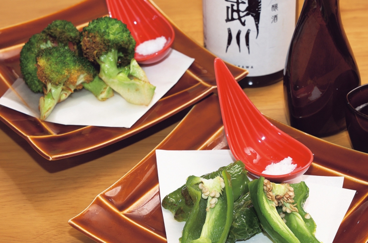 焼尻産の糸もずくを使った「幻のもずく酢」858円、幻の梅とクラゲが入った梅水晶のようなイメージの1品