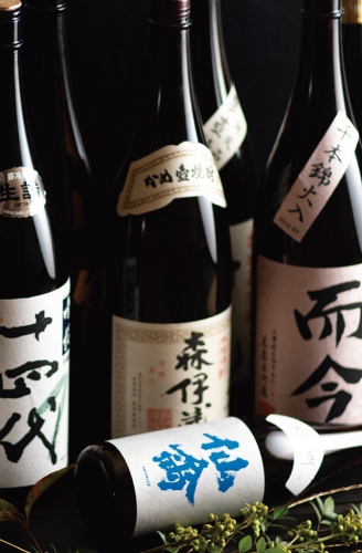 全国から取り寄せた希少な銘酒や本格焼酎が豊富に揃い、1杯550円から楽しめる