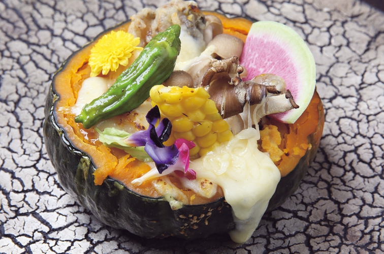 坊ちゃんカボチャを器に、秋野菜やホタテ、カキをバター焼きにした「坊ちゃんカボチャと海鮮バター焼き」