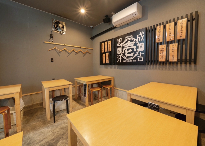 カウンター6席のほか、テーブル16席を完備