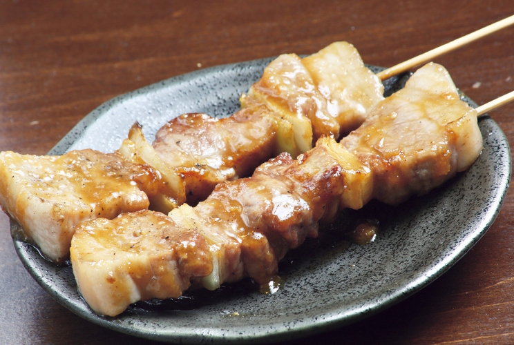上下は豚バラ肉、真ん中は肩ロースを使った人気の豚串280円