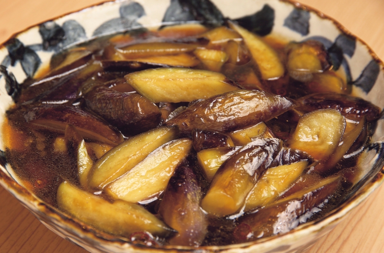 ダシがしっかりと染みたナスの甘辛煮500円、ポリフェノールや食物繊維が豊富で栄養満点
