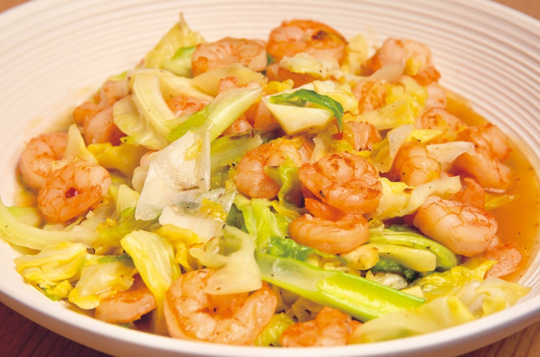 常連をはじめ多くの人に好評なエビを豊富に使用したエビとキャベツの塩炒め600円