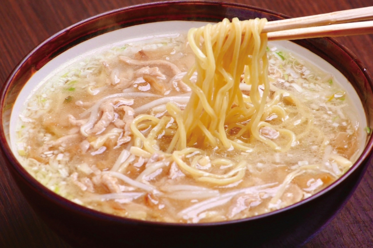 人気NO1の「ザーサイ湯麺」1,250円をぜひ