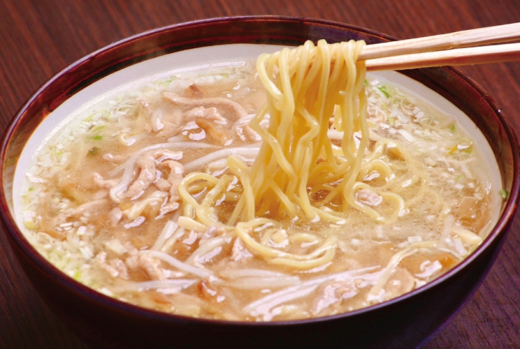 人気NO1の「ザーサイ湯麺」1,250円は他店にはない味わい、ハーフサイズも用意されている