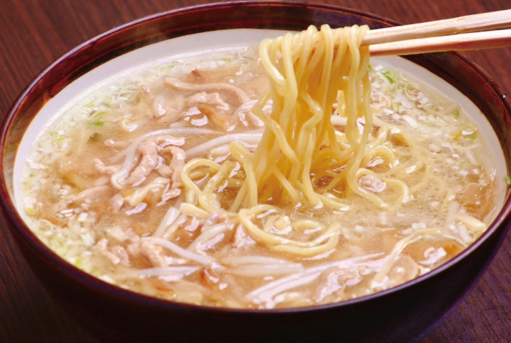 人気NO1の「ザーサイ湯麺」1,250円は他店にはない味わい、ハーフサイズも用意されている