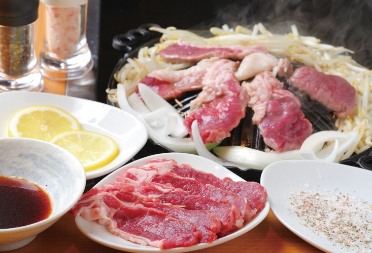 来店者の8割が肉本来の旨みを存分に味えわるよう塩で食べている、レモンを絞るのもオススメ