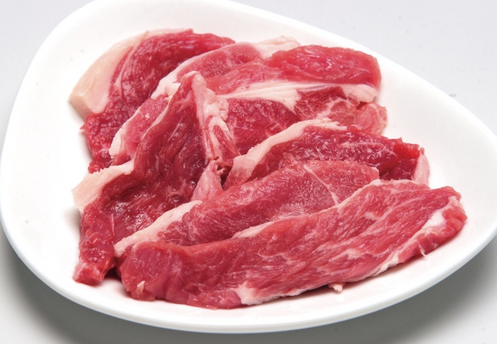 自社牧場から運ばれた肉は店舗併設の加工場で部位にあわせた期間で熟成させ、オーダー後に手切りする