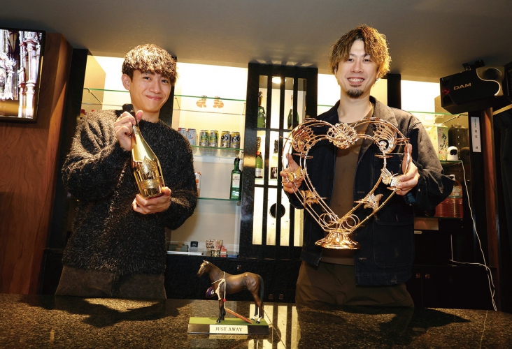 左からともやさん、翔太郎さんのほか気さくな男女スタッフが在籍