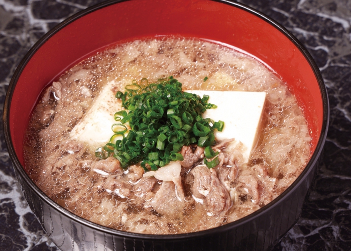 〆にピッタリ、ダシが効いた肉吸い700円は同店の名物メニュー
