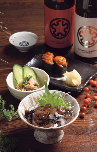 道産天然活ナマコ刺1,280円、ズワイガニ身カニ味噌和え580円、塩水ウニ軍艦時価