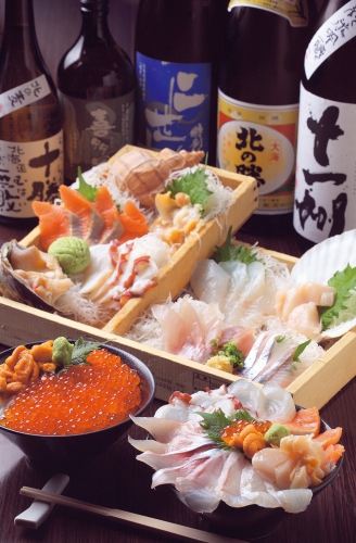 「天然刺身盛り合わせ」1,860円～、北海道近海で獲れたもので仕入れにより「本日のおすすめ」として提供