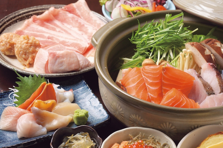 函館山コースの海鮮寄せ鍋には北海道産鶏、鶏つくね、豚肉を追加できる、詳細は公式HPをチェックして