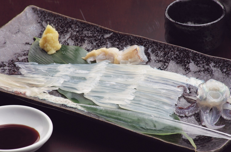 タラバガニは北海道近海で獲れた天然もの、茹でまたは焼きで提供してくれる