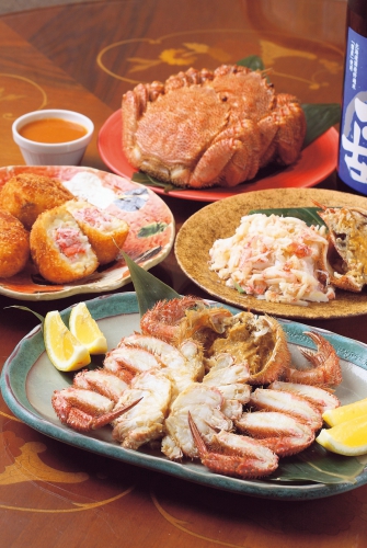 職人が1ハイまるごと丁寧に捌いた「毛ガニ姿盛り」や「毛ガニむき身」は贅沢な1品、甲羅みそ付き