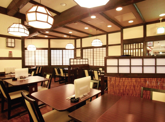 和造りの店内でじっくりと手ごろな海鮮料理を堪能、活毛ガニ大・中・小が勢ぞろい