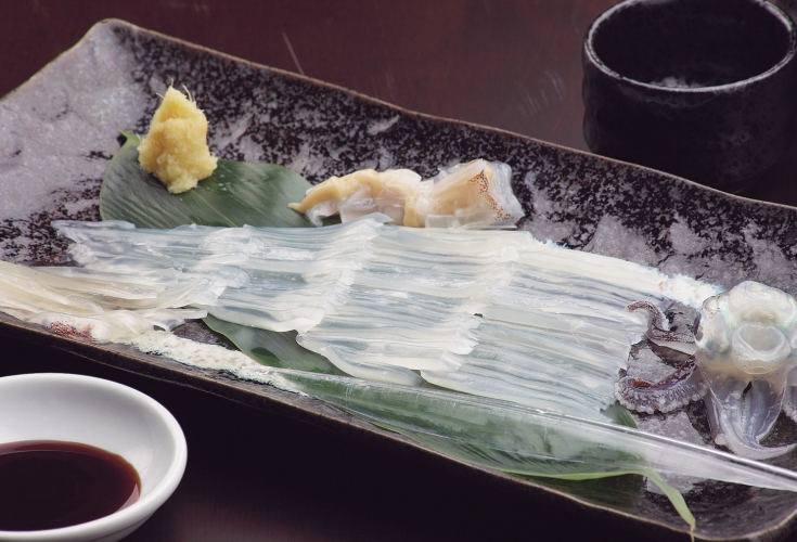 「活イカ」は透き通ったコリコリの身、新鮮なゴロ（肝）も刺身で味わえる、入荷のない場合が多いので要当日確認