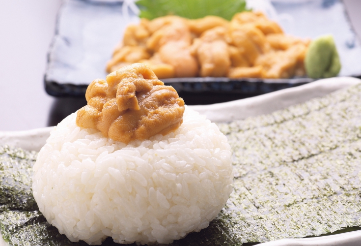 名物「うにぎり」はミョウバン不使用の塩水ウニを贅沢に使用、イクラトッピング可