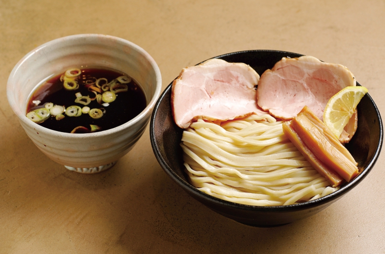 あっさりとした味わいの中に、奥深い旨みが広がる「淡麗和風醤油つけ麺」1,250円、特盛（400g）1,450円。さっぱりと味わい人は途中でレモンを搾るのがオススメ