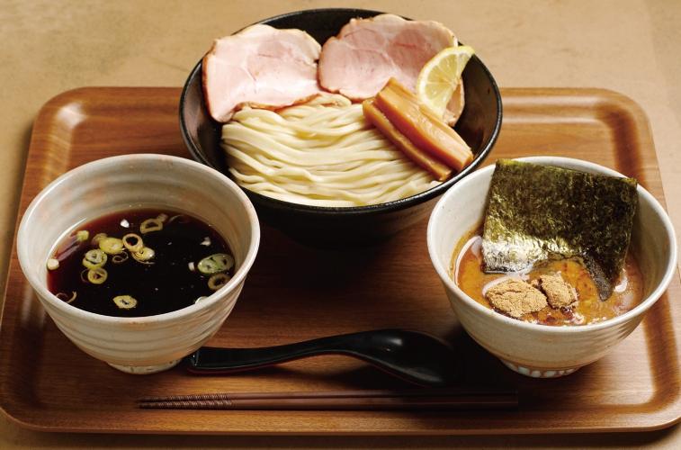 迷ったらコレを注文してほしい「濃厚・淡麗味比べつけ麺」1,500円、特盛（400g）1,700円