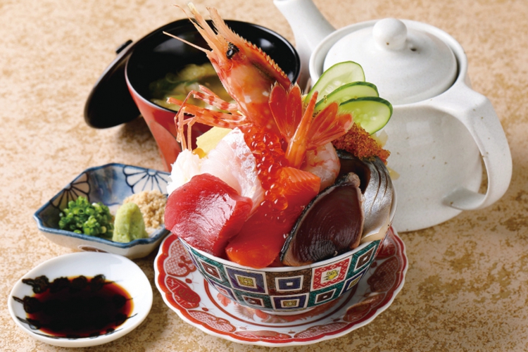 15:00迄のランチタイムでは、人気の海鮮丼を用意。自家製出汁が添えられ、最後はお茶漬けとして味わう贅沢な楽しみ方も。昼も夜も、料理とお酒が織りなす上質なひとときを堪能できる