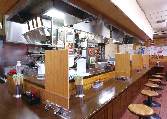 場所は南5条通り側入り口すぐ。横丁のなかではゆとりのある店内