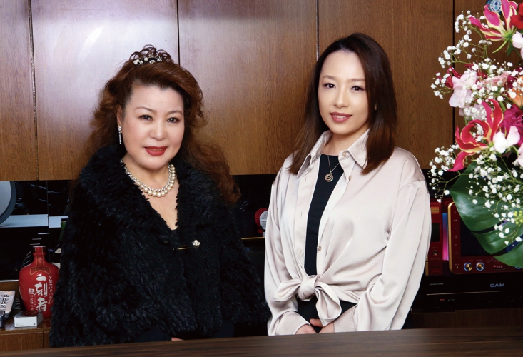 大人の魅力あふれる光子ママ(左)とりょうさん(右)