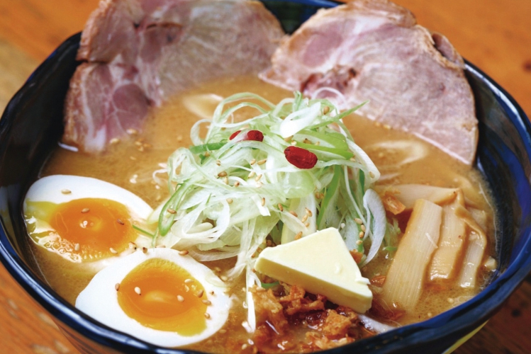 京都の西京味噌を使用したまろやかな味わい「特選みそ(白)」、特選みそ(赤)もあり