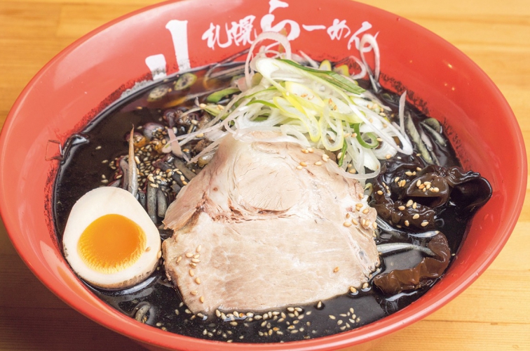 旨みたっぷりのスープに、ニンニク醤油を特製ラードで炙った香ばしさが特徴の「焦がし醤油」 