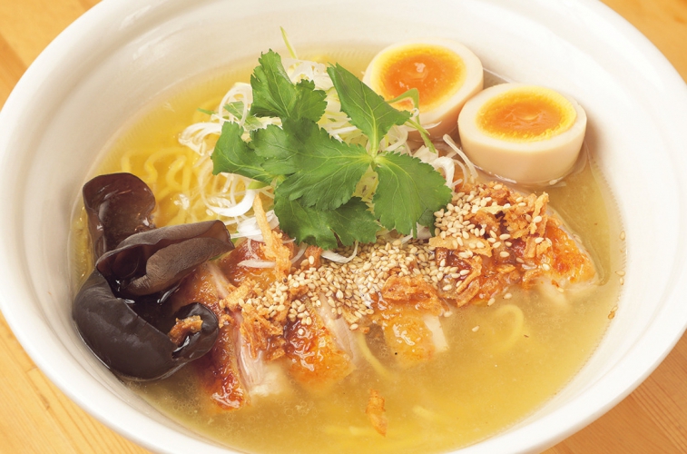 スッキリしたと淡麗スープに、じっくりローストした鶏ももをトッピングした「鶏塩」は絶品
