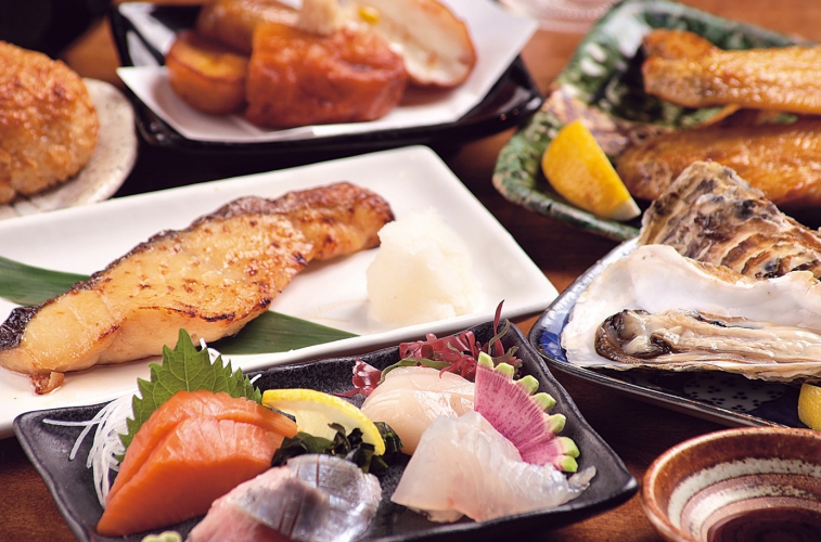 「北の味限定6,800円コース」は、旬の焼魚、北海道産殻付き生ガキ、博多地鶏の手羽焼きなどが楽しめる