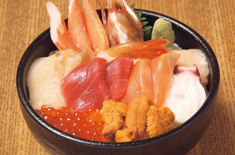 イチオシメニューの海鮮丼3,949円。マグロ、カニ、エビ、ウニ、イクラなど豪華な盛りつけとなっている