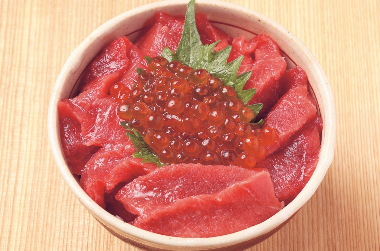 大好評の小さなマグロ丼1,628円。小さなイクラ丼も用意され、こちらも人気
