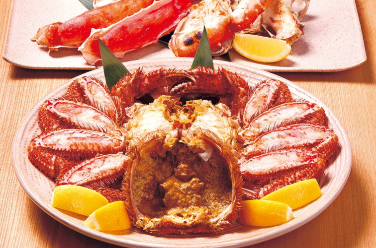 オホーツク産浜ゆで毛ガニと焼きタラバガニ、仕入れによって価格が変動するため店頭で確認を