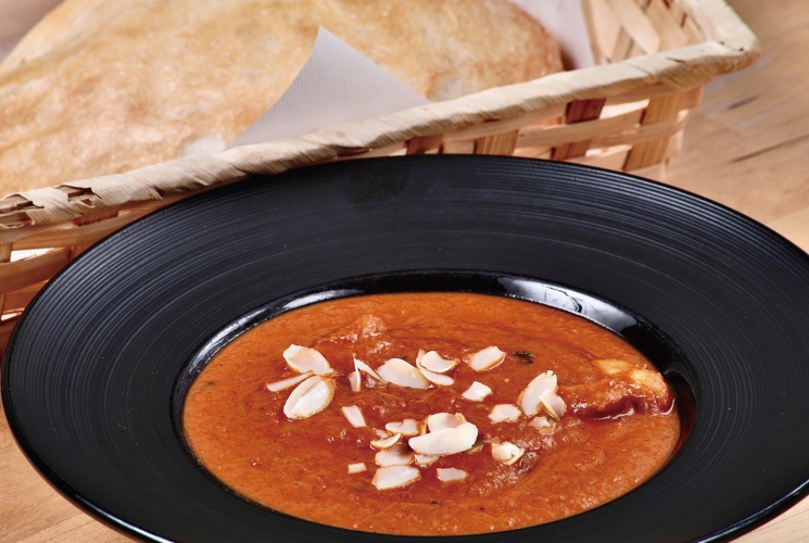 カレーに合わせるのは名物の「自家製焼きたてパン」275円、ランチタイムにはこのパンかライスが無料になる