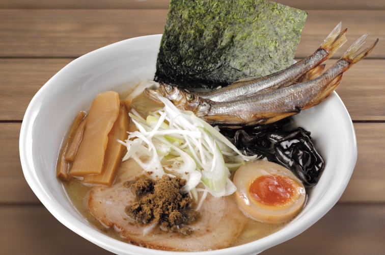 常連客イチオシ、むかわ町の貴重なシシャモが2尾乗った「ししゃもラーメン塩」1,600円