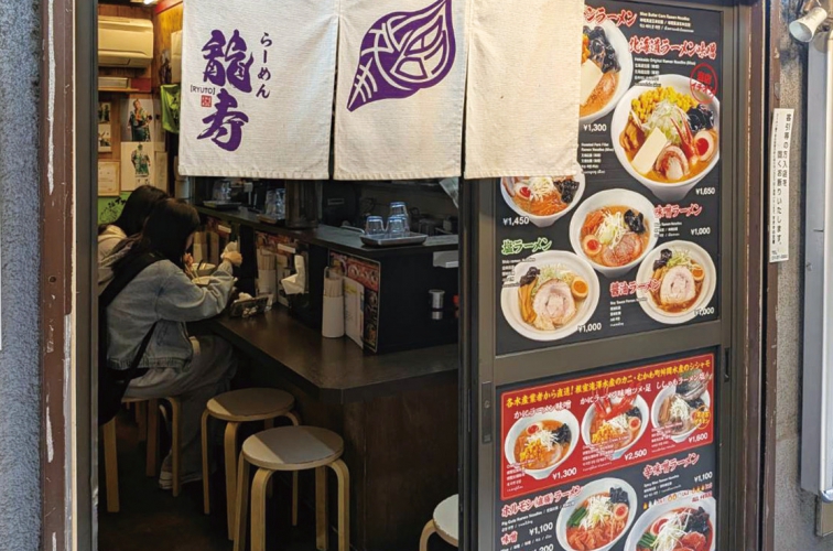 元祖さっぽろラーメン横丁内の中央に位置する。11:00~23:00迄営業しているので、ランチから〆の1杯まで楽しめる