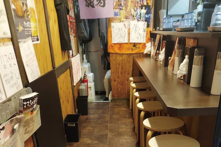 カウンター9席完備の店内には、著名人のサインが並ぶ