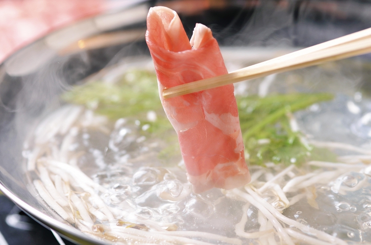 くどさのない脂身と口当たりの優しい味わいにどんどん箸がすすむ。ラムしゃぶや豚しゃぶだけでなく、A4ランク以上の黒毛和牛、ズワイガニ、牛タンも用意