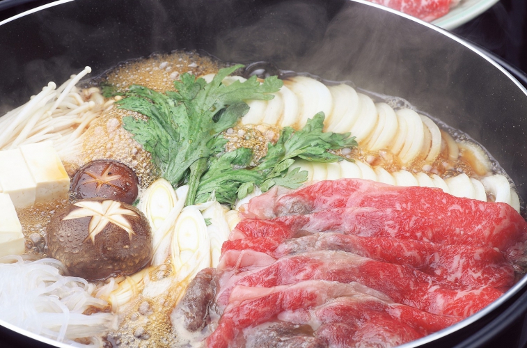 脂身が少ないヘルシーな最上級のラム肉を注文が入ってから調理人が1枚1枚丁寧にスライスして提供
