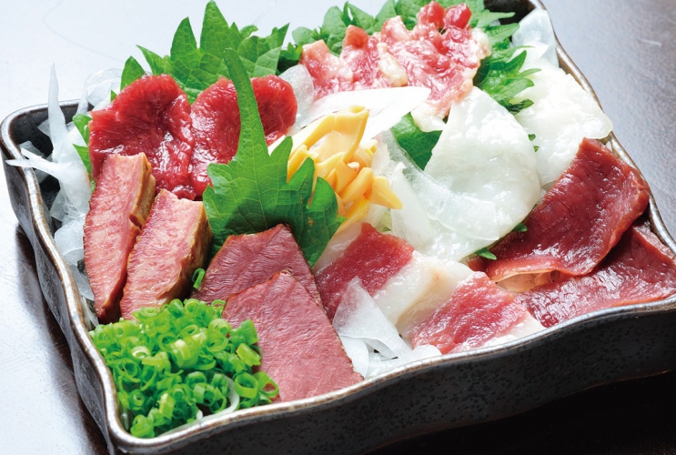 くすおの人気定番メニュー「馬刺し全部盛り」は馬レバーを含む様々な部位を1度に楽しめる