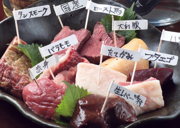 常時9~10種の馬刺や内臓が揃っている