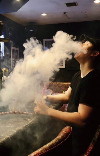 ドアを開けると妖艶な香りとともに煙に覆われる店内。店主こだわりのシーシャを気軽に楽しむならココで決まり