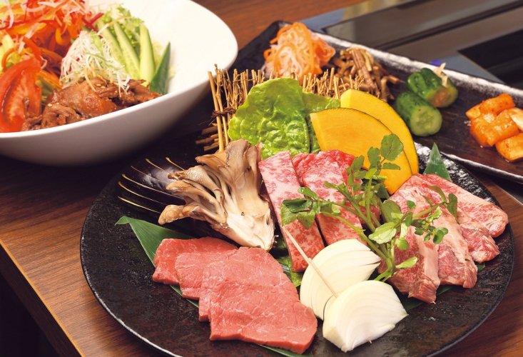 9,000円コースはあずま牛のヒレ肉や和牛のタンなど豪華な内容