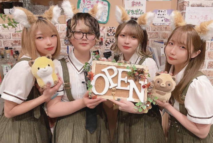 風になびくはっ葉と隠しきれてない尻尾がとってもキュート