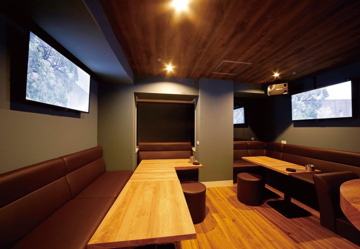 ボックスは2卓で計15人収容可能、カラオケ無料