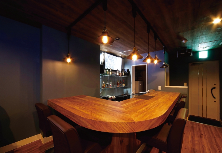 ゆったりと配置されたカウンターは5席を完備