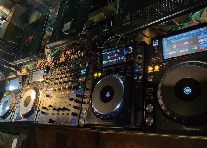 低音の響きが心地よく、フロア全体を包み込む